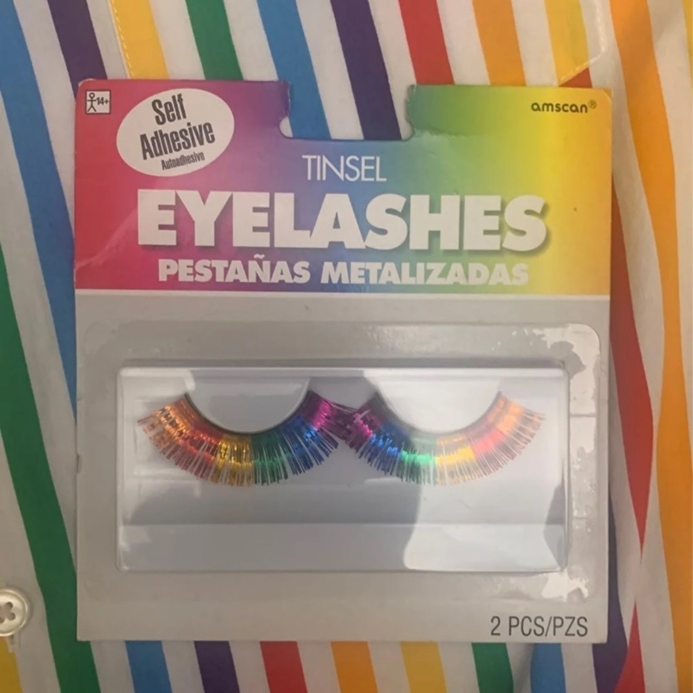 Top/ eyelashes - Picture 4 of 4